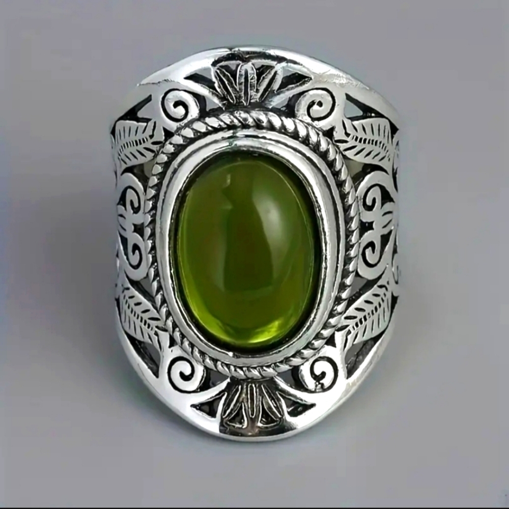 New Green stone silver look ring size 12